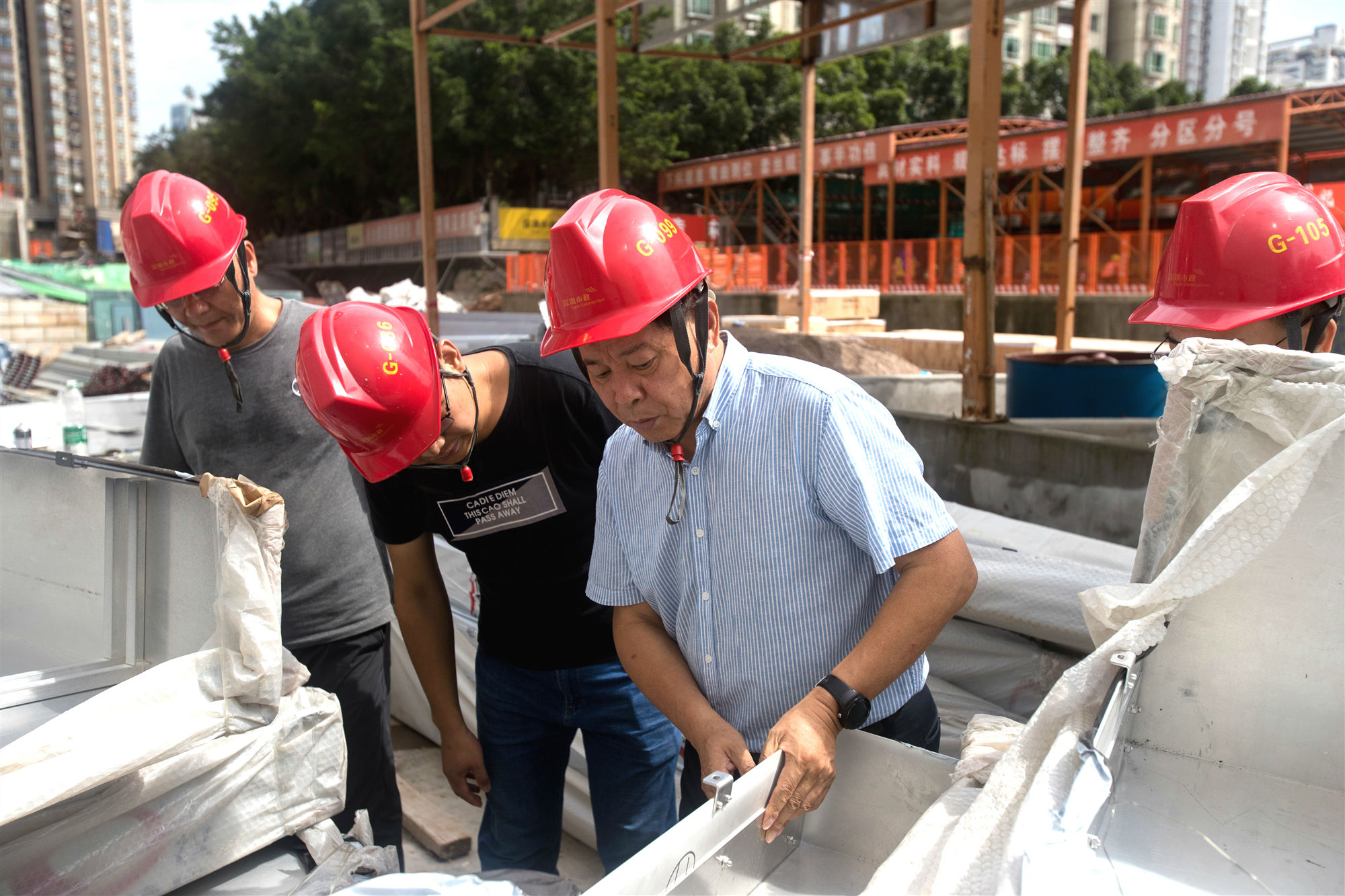 5.萬(wàn)樹(shù)春副總裁檢查施工鋁板 (2)_副本.jpg